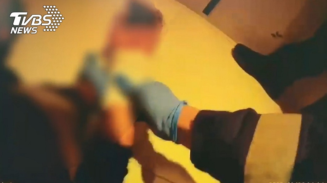 警方獲報後,兇嫌詹男企圖拿牛排刀輕生,所幸警方及時壓制。圖/TVBS