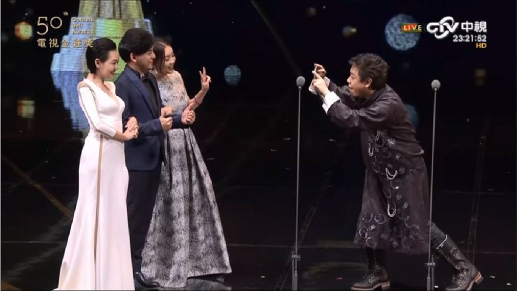 黃子佼、小S和曾寶儀在第50屆金鐘獎頒獎典禮上一起合照。(圖/翻攝自YouTube)