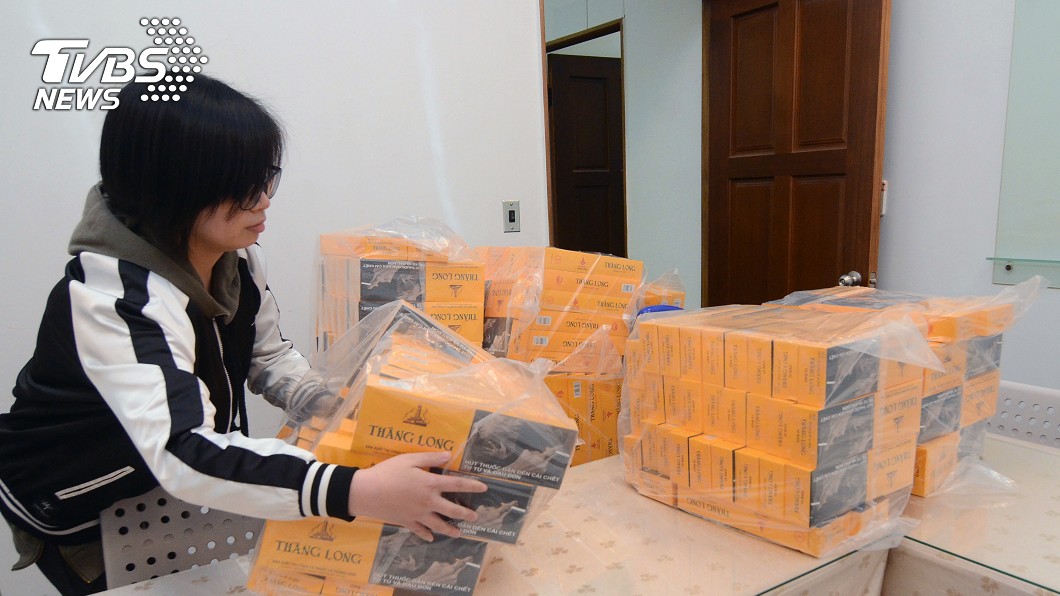 台北關稽查組日前查出10位越南旅客攜帶509條香菸入境。圖／中央社