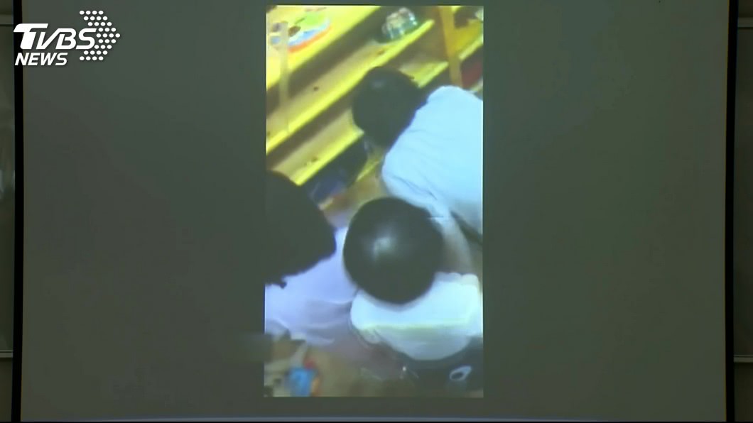 托育人員竟將幼童塞進櫃子裡,引起其他小朋友圍觀。圖/TVBS