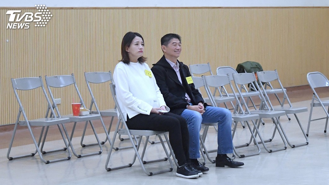 國民黨台北市 立委補選候選人陳炳甫(右)抽到4號。陳炳甫懷孕的 妻子也陪同出席。圖/中央社