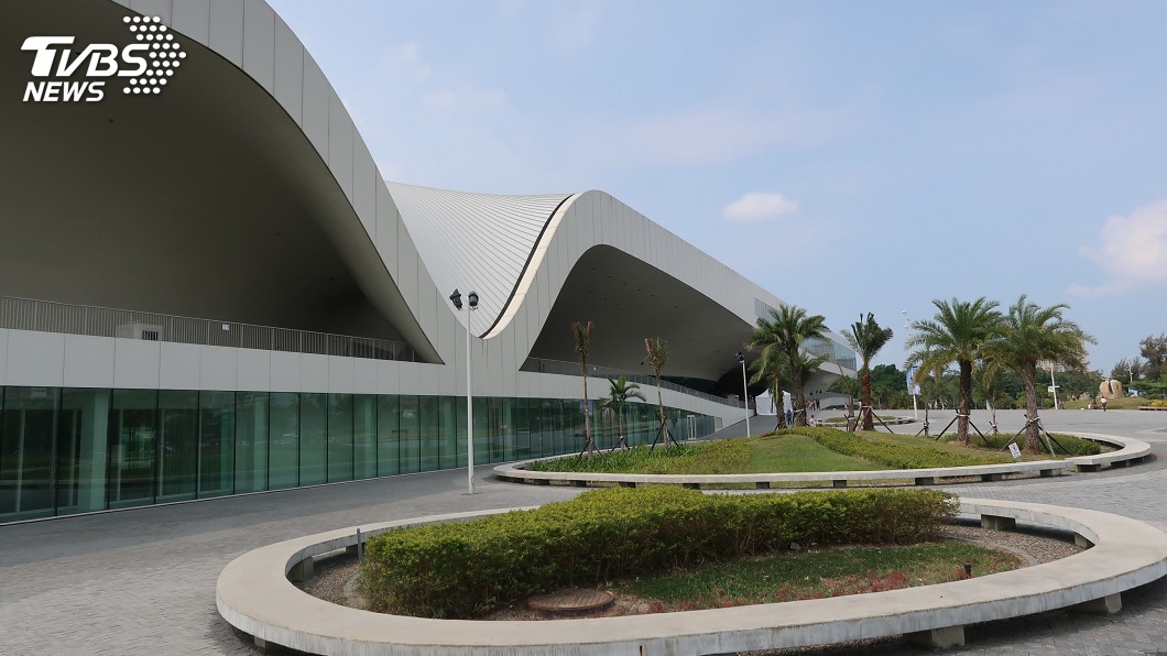 高雄衛武營藝術文化中心占地9.9公頃，建物面積3.3公頃，是全世界最大單一屋頂場館。圖／中央社