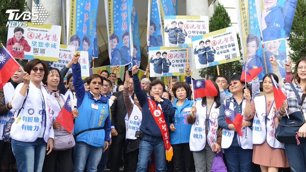 國民 黨候選人沈智慧(前中)由支持者陪同前往抽籤,抽中4號。圖/中央社