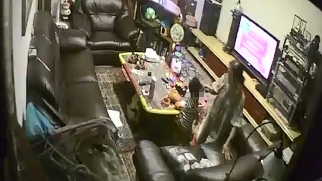一名媽媽在臉書發文控訴兒子遭保母虐打,雖社會局將其執照撤銷,但卻遲遲等不到對方一個道歉。圖/翻攝自爆料公社