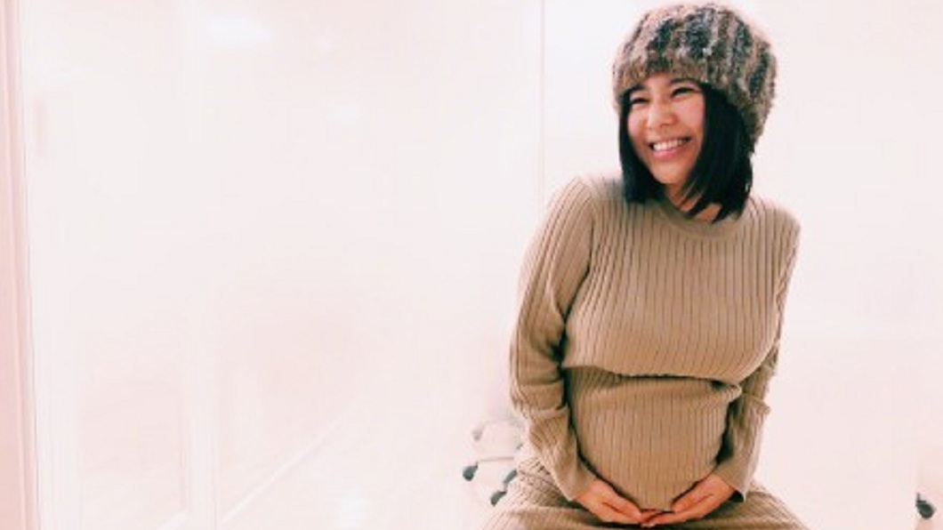 前AV女優蒼井空在微博上宣布，自己懷了雙胞胎。(圖／翻攝自微博) 被爆終身不孕？蒼井空分享捧肚照：我懷了雙胞胎
