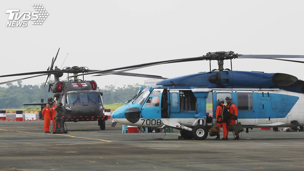 空軍嘉義基地民國107年8月營區開放時,是S-70C(前)最後一次以現役姿態與民眾見面;UH-60M黑鷹直升機(後)也已漆上紅十字圖案,象徵接掌空軍救援任務。圖/中央社