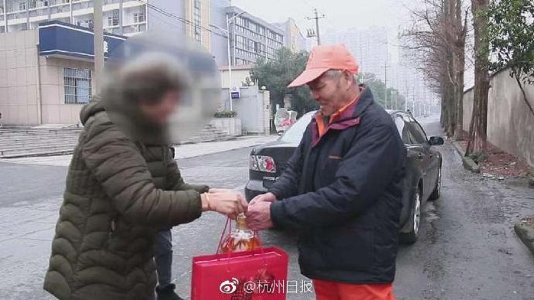 事後金鐲子的失主包紅包和準備禮物送給這名清潔員。(圖/翻攝自微博)