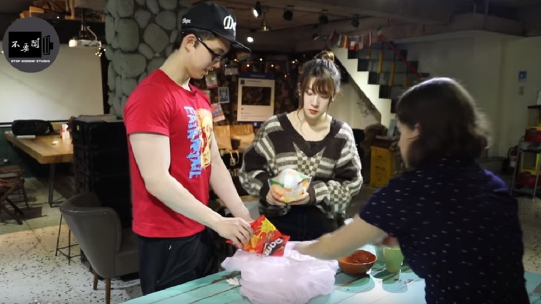 把準備好的食材全倒進垃圾袋。圖/翻攝自YouTube