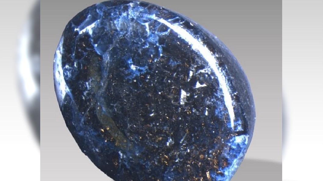 以色列的礦業公司發現的「迦密石」，未來可能成為比鑽石更昂貴的礦物。(圖／翻攝自Shefa Yamim IG) 比鑽石還貴！地球初見「太空寶石」　以色列挖新型礦石