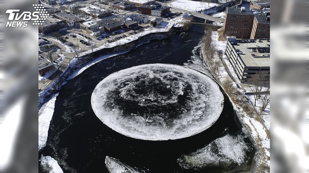 圖／達志影像美聯社 以為飛碟降水中！　緬因州河面驚見「巨型冰盤」