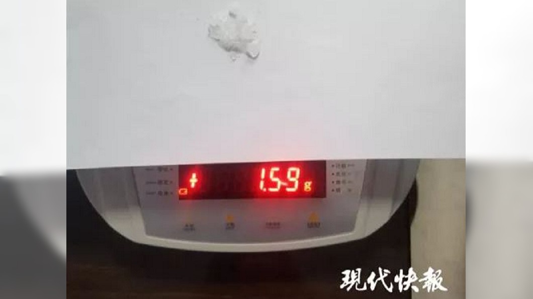 男子自稱向一名毒販買了冰毒,沒想到卻遭騙上當收到冰糖。(圖/翻攝自現代快報)