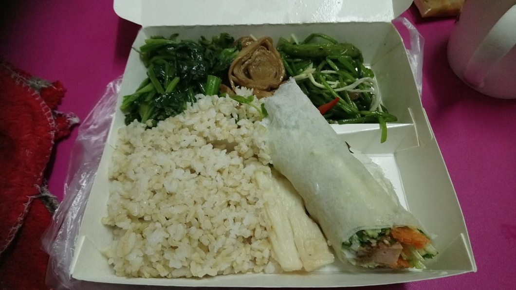 也有其他網友分享自己購買的素食自助餐或便當,這個要價僅75元。(圖/翻攝自爆怨公社)