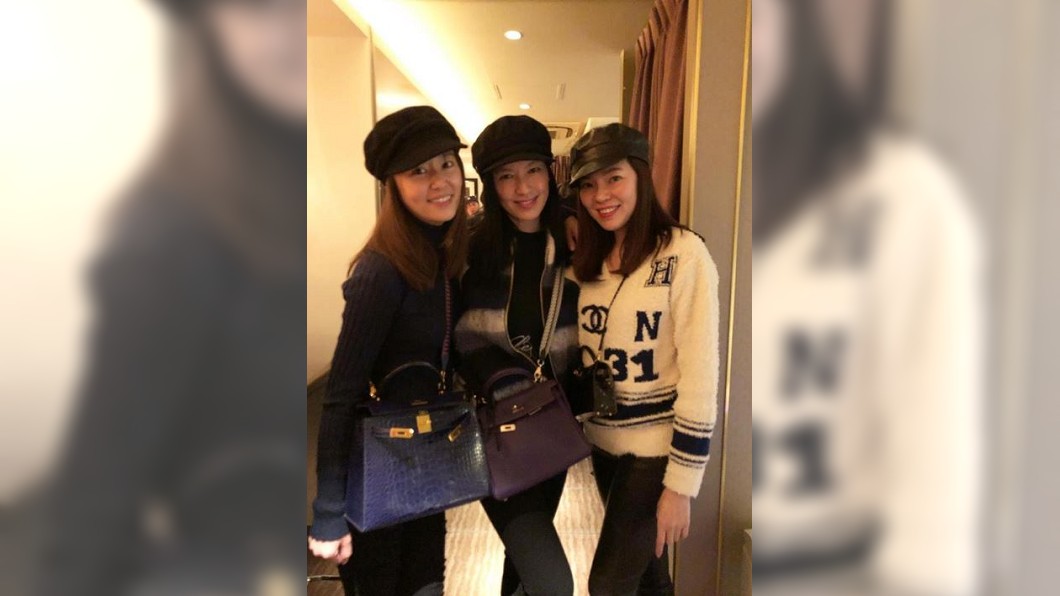 女星林熙蕾與好姊妹林心如、曾馨瑩穿戴同款帽子、包包合影。圖／翻攝自林熙蕾臉書