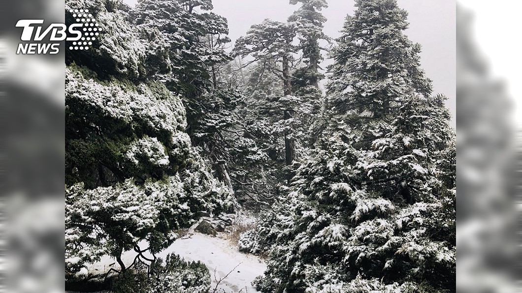 不只玉山,雪山稍早也降下白雪。圖/中央氣象局提供