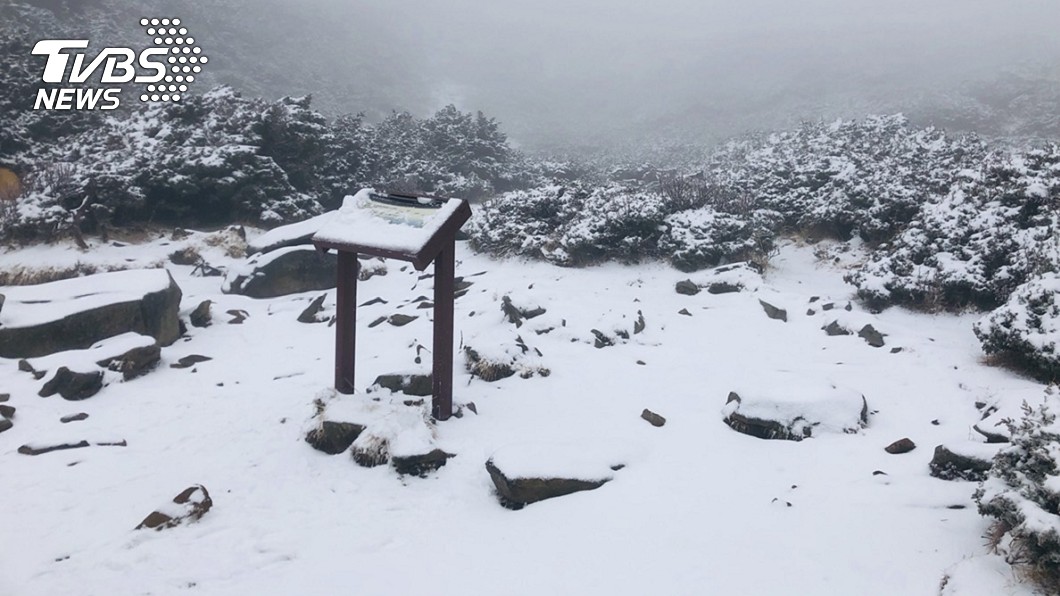 不只玉山,雪山稍早也降下白雪。圖/中央氣象局提供