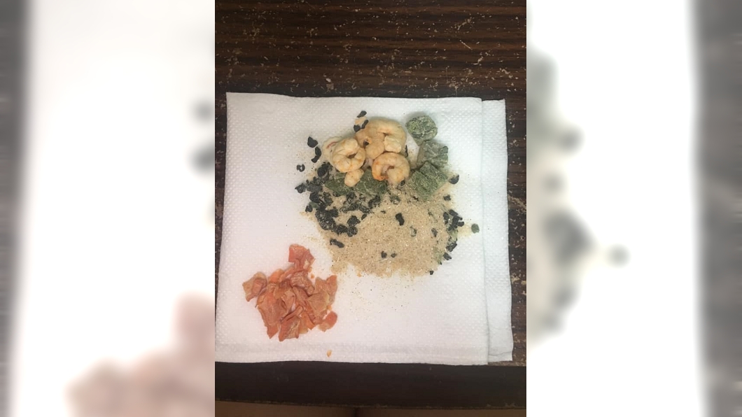 泡麵中的紅蘿蔔配菜不少網友吃之前都會先挑掉。圖/翻攝自爆廢公社