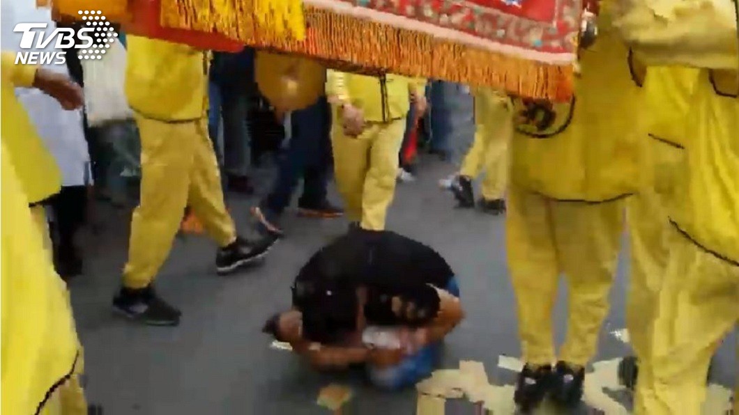 媽祖最後受到感動,鑾轎跨過這對母子的頭頂上。(圖/TVBS,網友鄭有承授權提供)