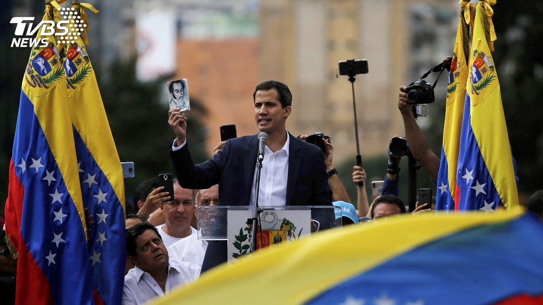 委內瑞拉反對派領袖及國會主席瓜伊多自行宣誓就任臨時總統。圖／達志影像美聯社