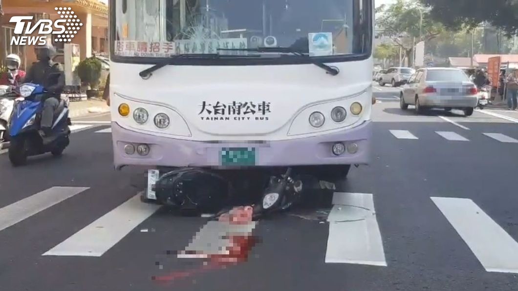 台南老翁捲公車底，送醫不治。圖／TVBS