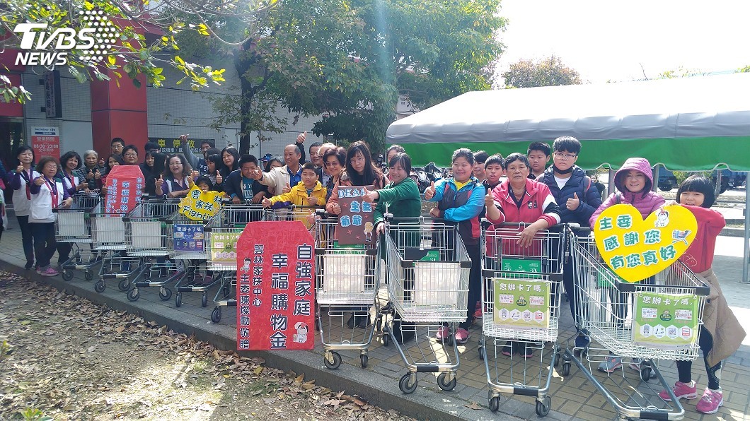 雲林家扶中心表揚14戶自強家庭,並提供1萬元採購金,讓自強家庭過好年。圖/雲林家扶中心