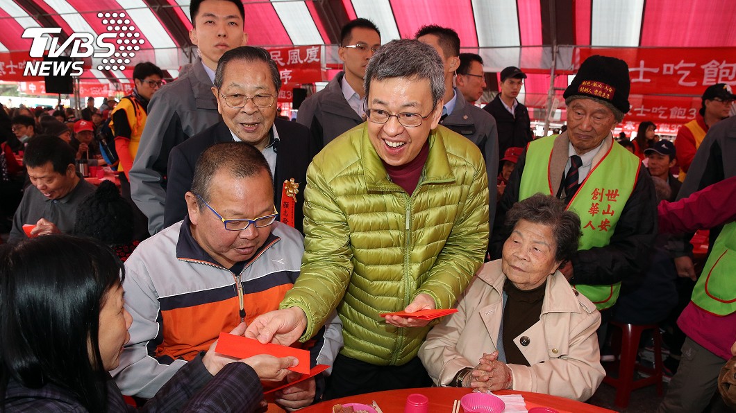 副總統陳建仁(前右2)出席台北場致贈紅包,陪伴民眾感受過年氣氛。(圖/中央社)
