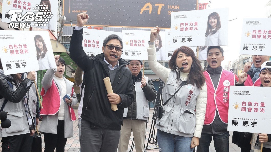 陳建銘陪陳思宇士林掃街拜票。圖/中央社