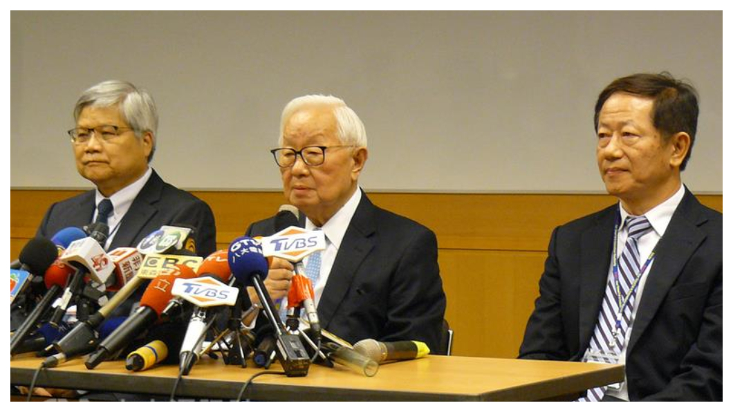 台積電雙首長接班後,半年來已連續發生電腦病毒事件、南科Fab14B廠產生晶圓瑕疵,盛傳nVidia、華為及海思等大客戶皆受影響,前花旗半導體知名分析師陸行之臉書直言,台積電「皮帶鬆了」! 不禁令投資人憂心:難道1加1不僅沒有大於2,甚至有可能會小於1?左一為台積電總裁魏哲家,右一為現任董事長劉德音,中間為已退休的榮譽董事長張忠謀。 圖/中央社
