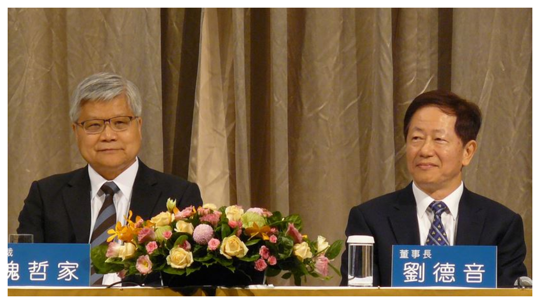台積電「雙首長制」是榮譽董事長張忠謀最引以為傲的交棒制度,聯發科、華碩等各大科技公司莫不爭相仿傚,對雙首長發揮「一加一大於二」的期待,溢於言表,然而,交棒半年後卻接連二次發生意外事故,讓投資大眾憂心「一加一可能不大於一」?圖右為台積電現任董事長劉德音,左為總裁魏哲家。 圖/中央社
