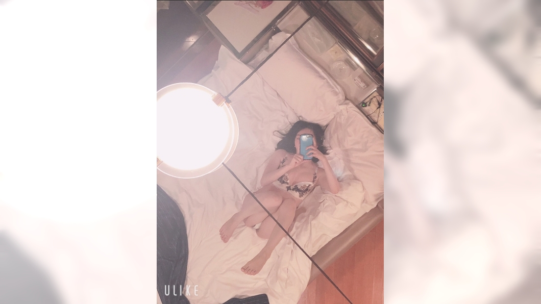 圓小百合PO出性感自拍照,網友發現地點疑似在愛情賓館,其中一張還出現全裸男子。圖/翻攝自圓小百合推特
