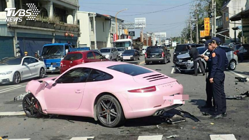粉色保時捷911車頭毀損。圖／TVBS