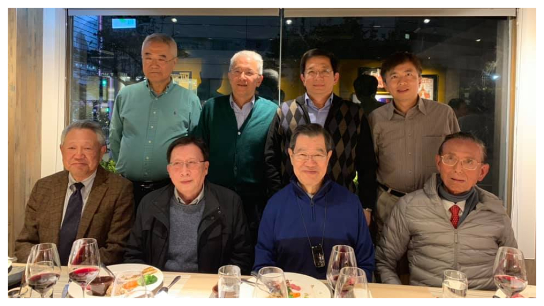 脫離暗黑政治圈,盛治仁專心經營雲朗觀光飯店連鎖事業的營運,偶爾也和政界的老長官們聚會。前排左一為前衛生署長詹啟賢、左二為前行政院長劉兆玄、右二為前副總統蕭萬長、右一為前財政部長邱正雄;後排右一為盛治仁,右二為剛上任的台大校長管中閔。 圖/盛治仁臉書