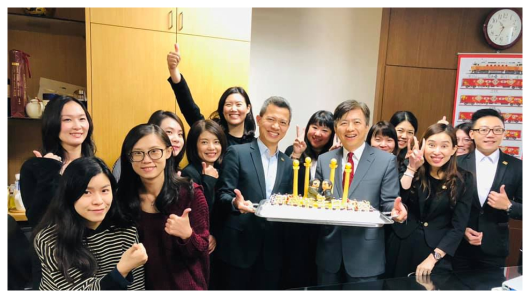 由於一場政治意外的轉折,盛治仁最後決定接下雲朗飯店CEO的挑戰,而且發現,不同的職場,不管在學界、公職或是無任何淵源的飯店業,只要堅持用心,都可以成為最愛! 圖/盛治仁臉書