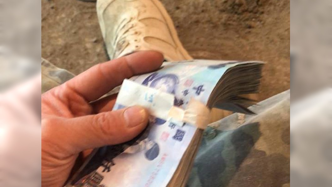 網友分享說老闆偷給他一疊鈔票當年終。圖／翻攝自爆廢公社臉書