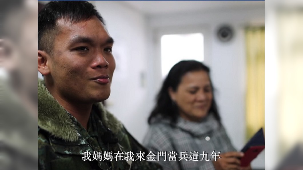 馮天賜在金門服役9年，這次是母親首度到金門探視他。圖／截取自國防部發言人臉書