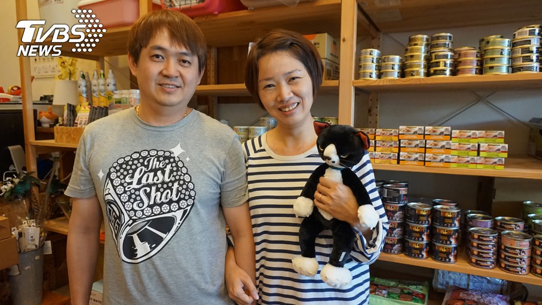 開設貓旅館的呂嘉齡(右)和先生3年前開始「零廢棄生活」,每月垃圾量僅104公克。(圖/中央社)