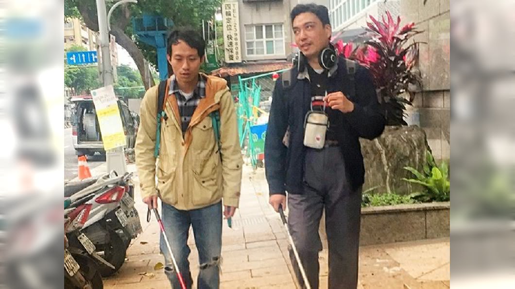 張哲豪跟著「盲人律師」李秉宏,學習如何使用盲人杖。圖/翻攝自張哲豪Daniel Chang臉書