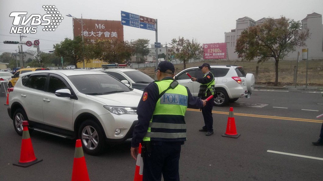 楊姓水電工去年10月遇上警察臨檢，並坦承自己酒後上路。(示意圖／TVBS)