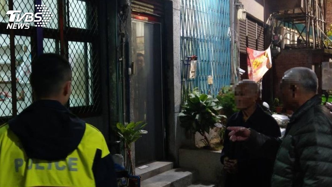 警方協助失智翁(右二),找到失聯多年的哥哥(右一)。圖/TVBS