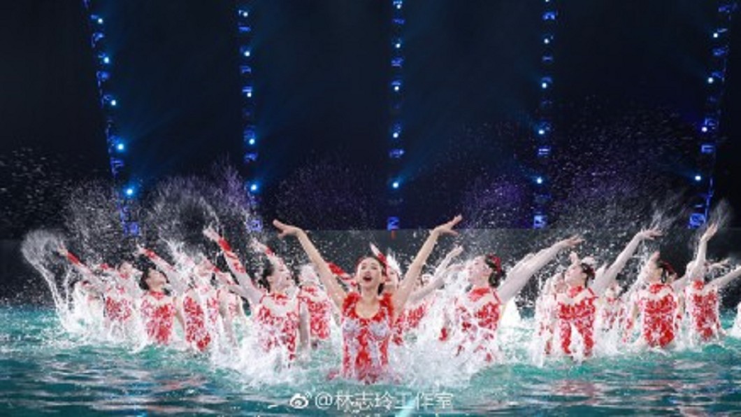 林志玲春晚表演水上芭蕾舞。圖/翻攝自林志玲工作室微博