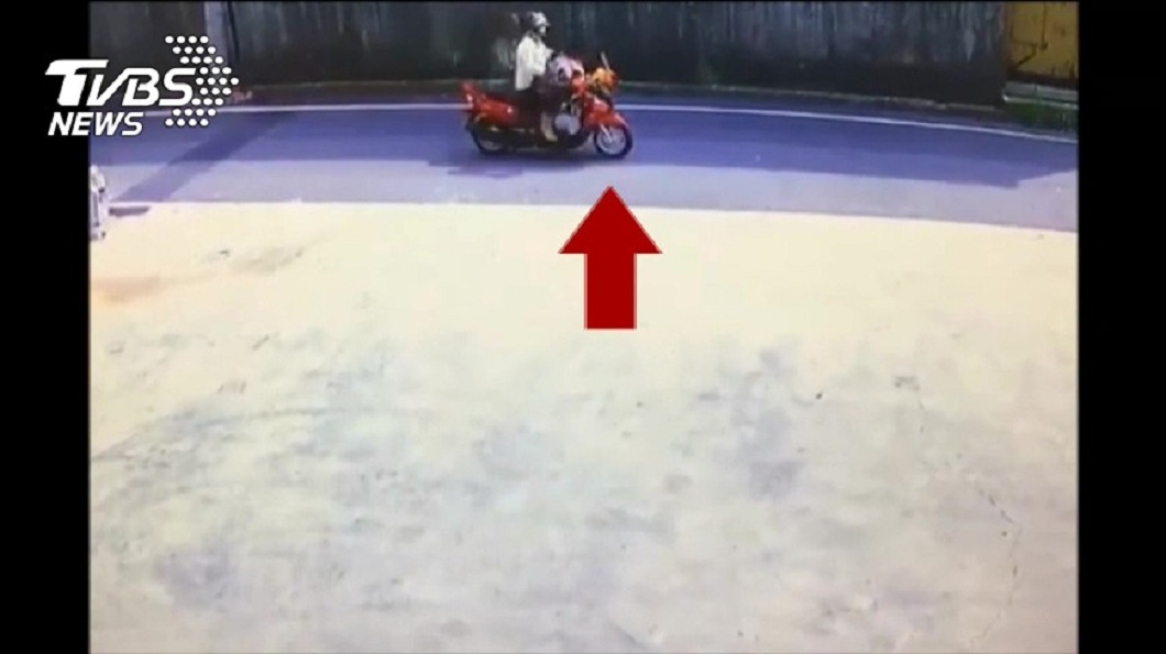 監視器拍到老婦生前最後騎車到農田的身影。(圖/TVBS)