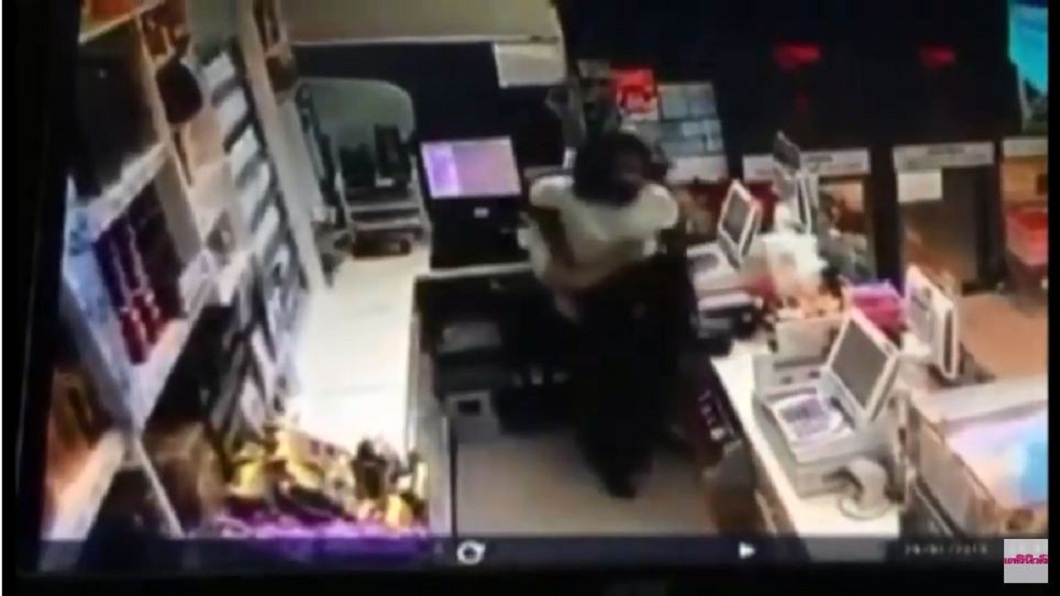 當時其中一名身材較瘦的女店員趁機要翻越饋台逃跑時,被另名身材較壯碩的女同事一把抱回。(圖/翻攝自YouTube)