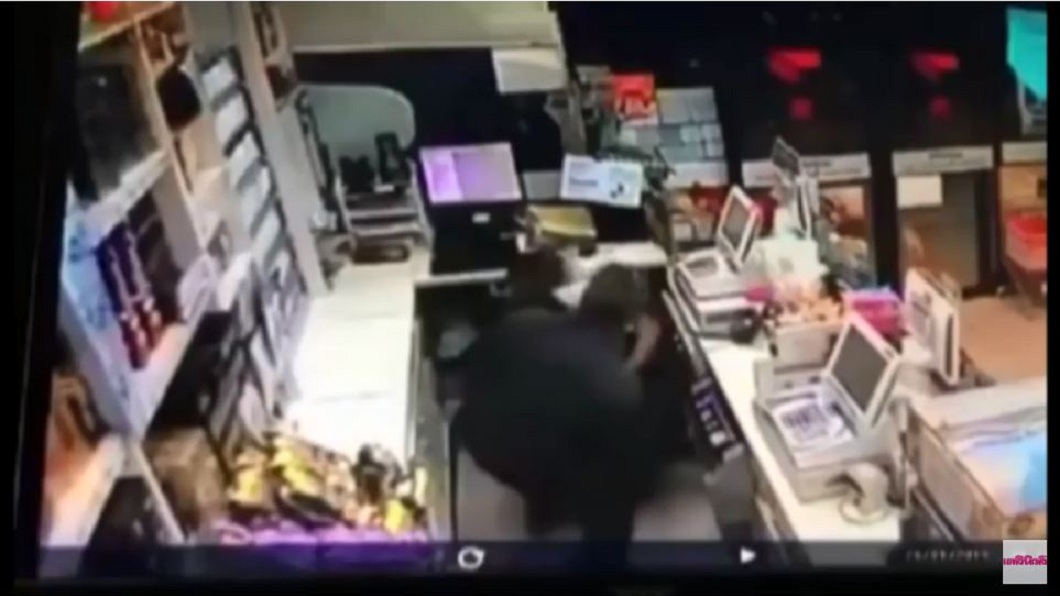 搶匪闖進櫃台後持刀刺人,,壯碩的女店員竟把較瘦弱的同事當成人肉盾牌,害對方腹部被刺。(圖/翻攝自YouTube)