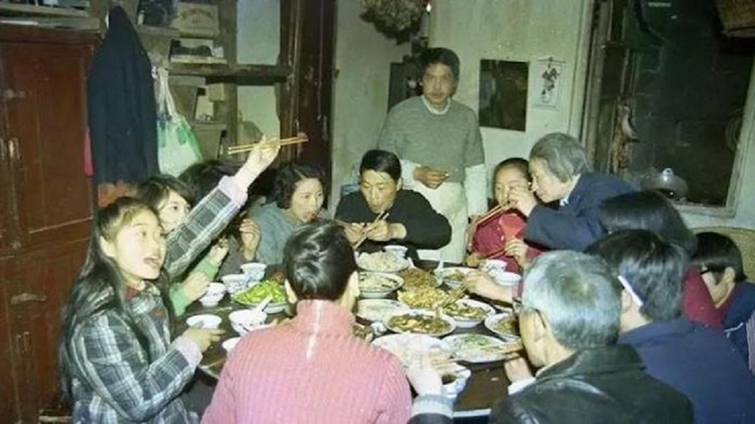 有大陸網友在微博上分享「80年代全家圍爐照」,感嘆地說「那時候的年才是真正的年!」圖/翻攝自微博