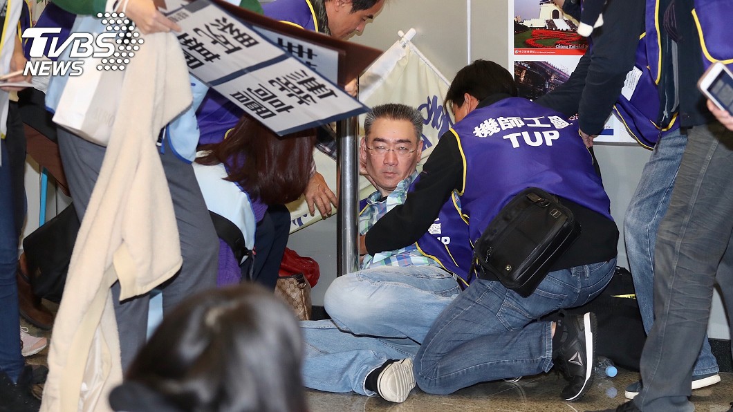 記者會中1名聲援的工會會員疑似勞累昏倒。圖／中央社