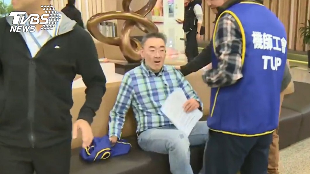 該名聲援機師事後已到附近椅子上休息。圖/TVBS