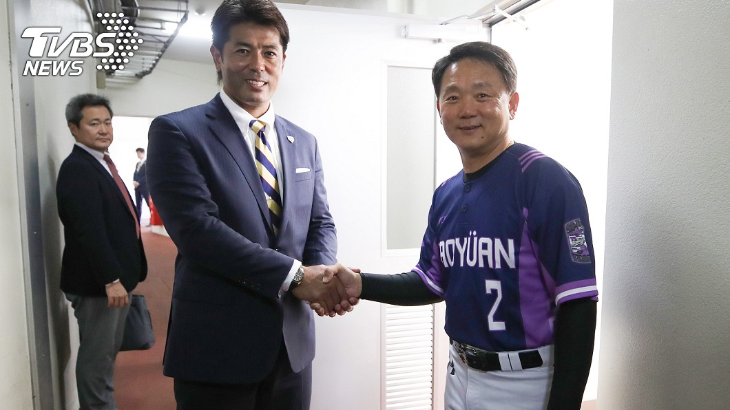 日本武士隊總教練稻葉篤紀(左)與桃猿總教練洪一中(右)相見歡。圖／中央社
