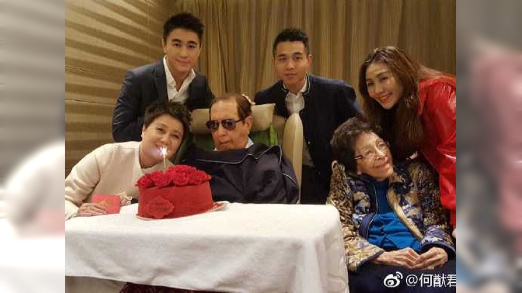 去年11月底何鴻燊在醫院度過97歲大壽。(圖/翻攝自何猷君微博)