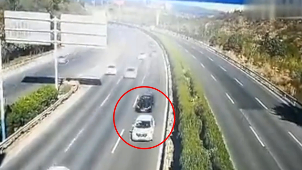 白車突然停下,黑車閃避不及。圖/翻攝自梨視頻