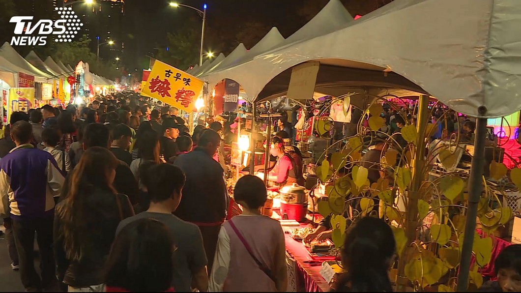 高雄燈會的金銀財寶夜市連日湧入大批人潮。圖／TVBS