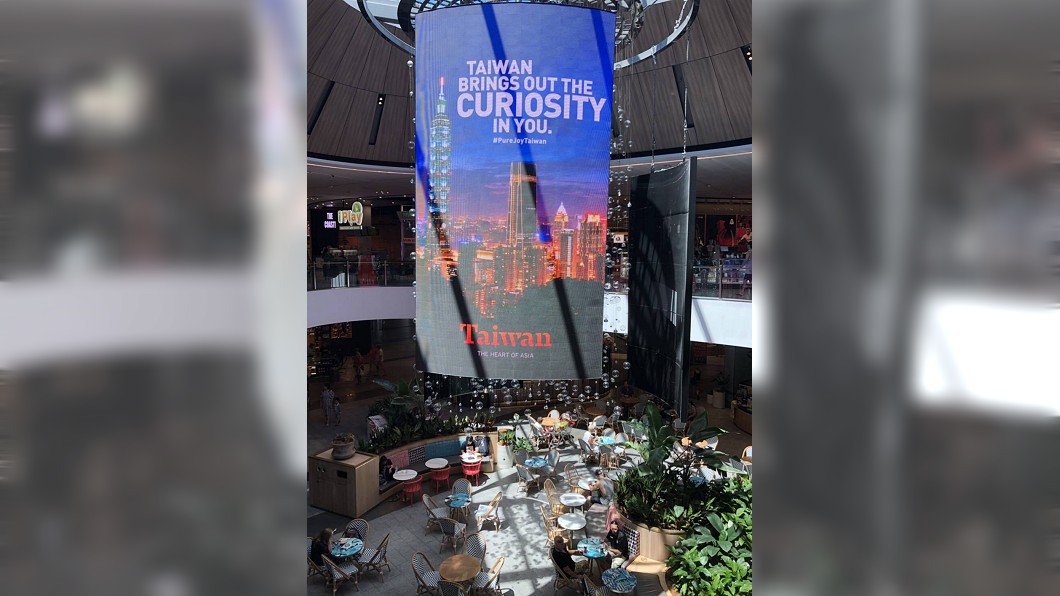 觀光局駐新加坡辦事處赴澳洲參加旅展,營造觀光新南向的新亮點,購物商場裡不乏看到台灣的宣傳廣告。圖/觀光局駐新加坡辦事處提供